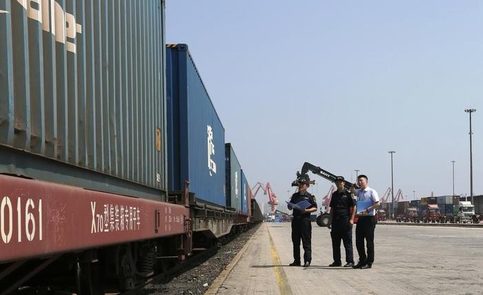 陜西貨物進出口新篇章 陸海聯動、海鐵直運首班出口汽車專列抵青發運